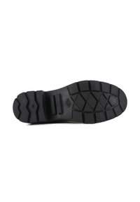 Semelle en caoutchouc noir avec un motif de crampons, présentant des designs hexagonaux et des bords crantés pour une traction et une stabilité optimales.