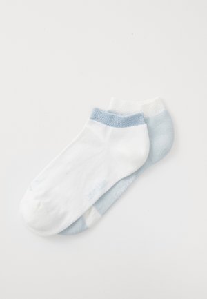 Κάλτσες ankle από βαμβάκι, με λευκή βάση και ανοιχτό μπλε λεπτομέρειες και απαλή υφή. Μία κάλτσα έχει ενιαίο ανοιχτό μπλε τακούνι και δάχτυλο.