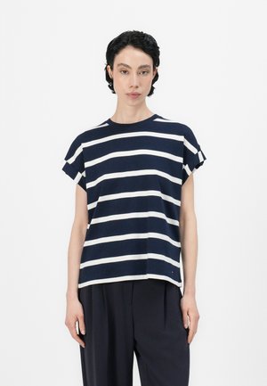 Marineblå og hvit striped kortermet t-skjorte med avslappet passform, rund hals, og rullede ermer, laget av myk stoff.