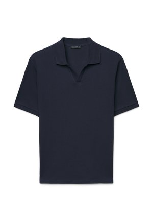Polo uomo blu navy a maniche corte con tessuto a coste e colletto a V, distesa su uno sfondo bianco.