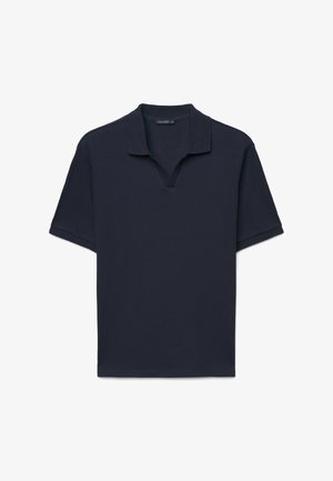 Polo bleu marine à manches courtes avec texture côtelée et col en V découpé, posé à plat sur un fond blanc.