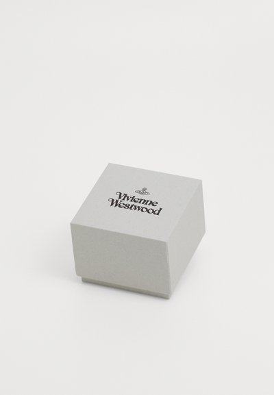 Sivkasta kartonska škatla kvadratne oblike, na zgornji površini pa je črn logotip z napisom "Vivienne Westwood". Preprost dizajn, brez vzorcev.