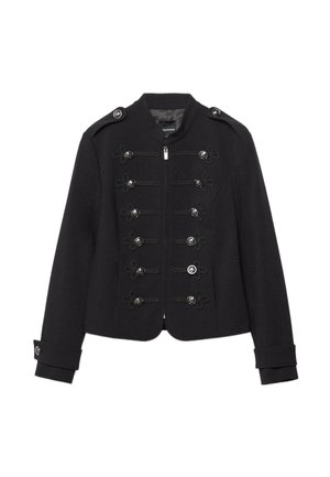 Musta sotilastyyppinen takki, jossa koristeelliset hopeiset napit kahdessa pystysuorassa rivissä ja olkapääepauletit, pitkät hihat ja vetoketjukiinnitys edessä.