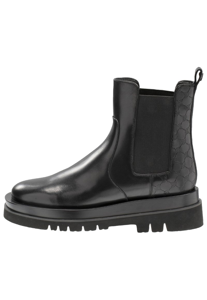 Botte Chelsea en cuir noir avec panneau élastique sur le côté, talon à motifs, languette de tirage, et semelle épaisse noire avec des rainures profondes.