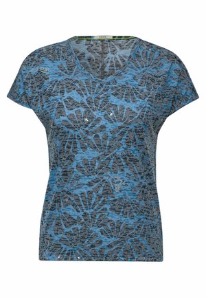 Krátký rukáv modré tričko s výstřihem do V, zdobené texturovaným květinovým vzorem v tmavě šedé barvě. Lehká tkanina s uvolněným střihem.