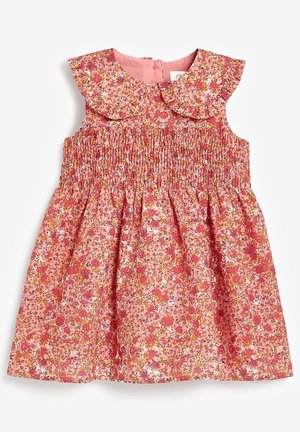 Bloemrijke jurk met een roze basis, voorzien van een smock-bodice, grote kraag en kleurrijke bloemenpatronen. Zachte stof met een uitlopende rok.