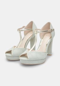 Bata Aukštakulniai su platforma - verde
