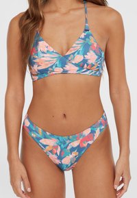 Cvetni bikinij set z triangularnim topom z modro podlago in živahnimi cvetličnimi vzorci, ki je povezan z usklajenimi nizkimi hlačkami.