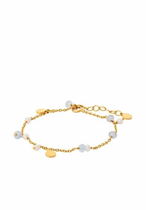 Delikatna złota bransoletka z łańcuszka z małymi niebieskimi i białymi koralikami oraz złotymi okrągłymi zawieszkami, regulowane zapięcie na białym tle.