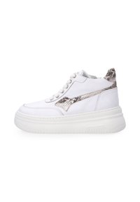 Weiße Sneaker aus strukturiertem Leder, mit gepolstertem Kragen und einem glänzenden Schlangenhaut-Akzent an der Seite. Dicke Sohle und Schnürdesign.