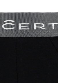 Czarne legginsy o gładkiej fakturze i szerokim szarym pasie z białym napisem "CERT". Materiał jest elastyczny i dopasowany.