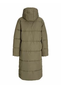 Dlouhý pufrový kabát olivové barvy s kapucí, s horizontálním prošitím, rovného střihu a jemným logem poblíž spodního lemu.