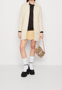 ONLY Abrigo corto - beige