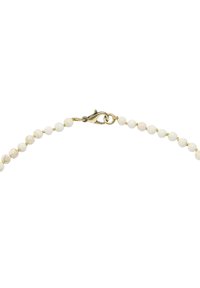 Naszyjnik z koralików z małymi, okrągłymi, białymi koralikami, złotymi akcentami i zapięciem na zatrzask w kształcie homara. Gładka faktura i minimalistyczny design.