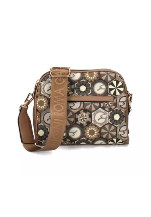 Borsa a tracolla marrone con motivi geometrici e circolari, tasca frontale con zip e tracolla regolabile con testo brandizzato.