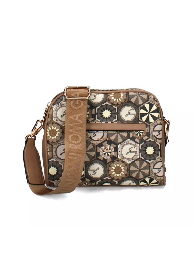 Borsa a tracolla marrone con motivi geometrici e circolari, tasca frontale con zip e tracolla regolabile con testo brandizzato.