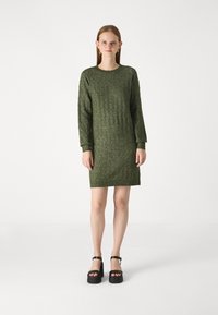 Vero Moda VMYEN O-NECK DRESS - Φόρεμα-πουλόβερ - rifle green