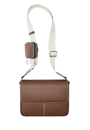 Bruine leren crossbodytas met witte verstelbare band en een kleine bijpassende pouch met ritssluiting en metalen clip.