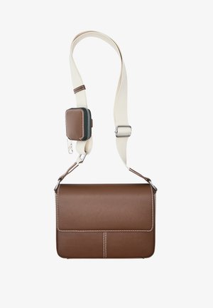 Bruine leren crossbodytas met witte verstelbare band en een kleine bijpassende pouch met ritssluiting en metalen clip.