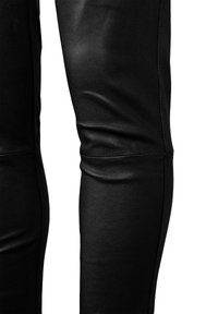 Zwarte leren broek met een gladde textuur, aansluitend ontwerp en stikdetails langs de benen, die een slanke silhouet benadrukken.