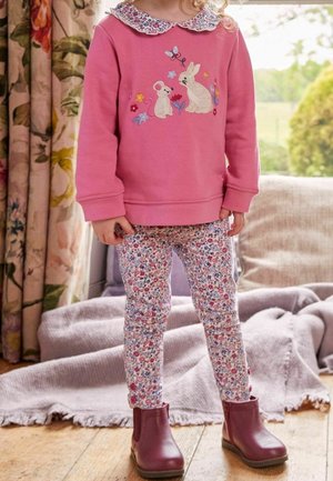Felpa rosa con conigli e fiori ricamati, leggings con motivo floreale e stivaletti alla caviglia color borgogna. Tessuto morbido e design a girocollo.