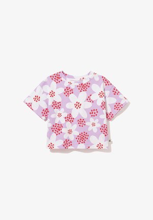 Krótka lawendowa bluzka typu crop top z dużymi białymi kwiatami i skupiskami małych czerwonych kropek na całym wzorze.
