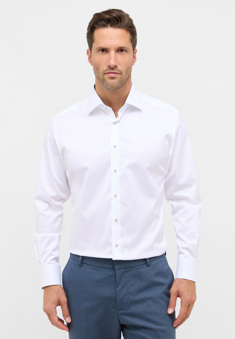 Weißes Langarmhemd mit Standardkragen und durchgehender Knopfleiste, ausgestattet mit glänzenden Knöpfen und einem glatten, strukturierten Stoff.