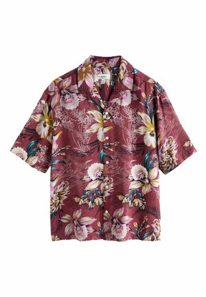 Košeľa s krátkym rukávom na gombíky so červeným podkladom a veľkými žltými, bielymi a fialovými kvetinovými vzormi a zelenými listami.