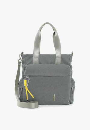 Sac fourre-tout gris en tissu texturé, avec des sangles argentées, une poche avant zippée et un accent jaune. Comprend une bandoulière amovible pour plus de polyvalence.