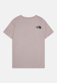Svijetlo bež majica od pamuka, kratkih rukava s okruglim izrezom. Na lijevoj strani grudi se nalazi crni logotip The North Face.