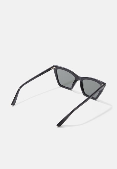 Gafas de sol negras con forma de ojo de gato, lentes oscuros, montura de plástico elegante y brazos delgados que presentan un detalle sutil a lo largo de los lados.