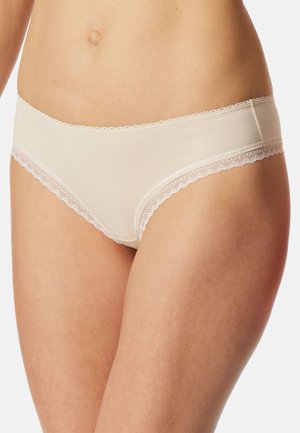 Beige kvinders bomulds hipster undertøj med blondekant, båret på en models hofter og nederste mave.