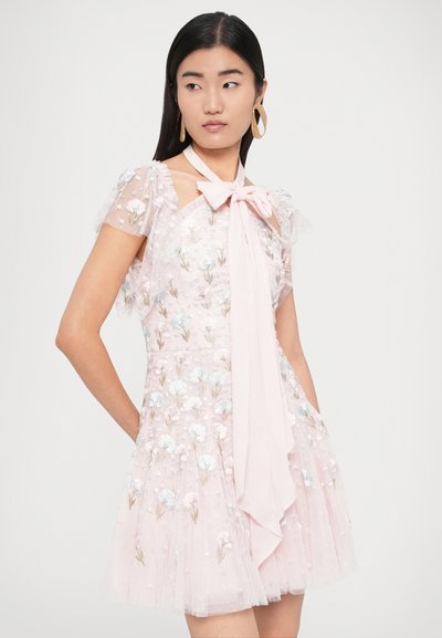 Krátke ružové šaty s priesvitnými nadýchanými rukávmi, ozdobené kvetinovou výšivkou a korálkami. Majú mašľu pri výstrihu. Textúrovaná, ľahká látka.