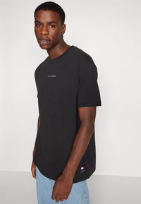 Tommy Jeans NEW CLASSICS TEE - Paprasti marškinėliai - black