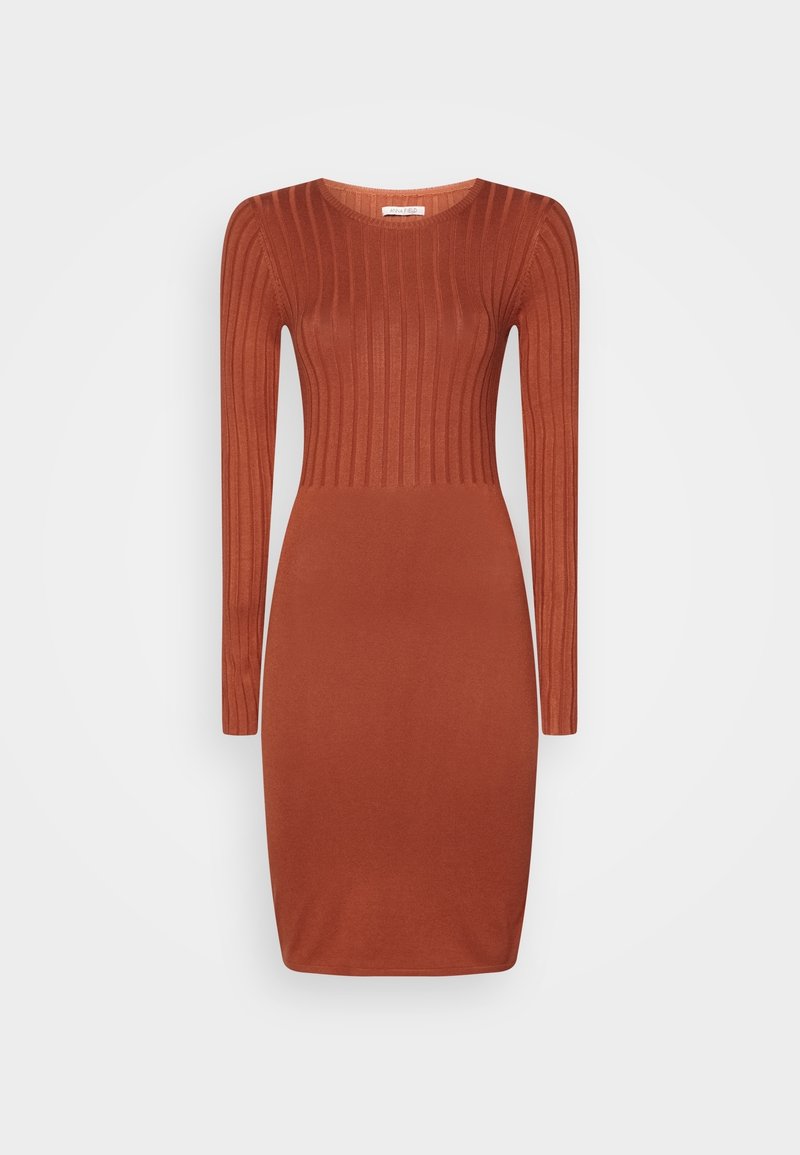 Robe longue manches ajustée jusqu'au genou, couleur orange rouille, texture tricot côtelé sur le haut et tissu lisse sur la jupe.