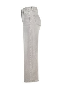 Jean en denim gris, coupe droite, taille mi-haute, design à cinq poches, texture subtile et détails de couture visibles le long des coutures.