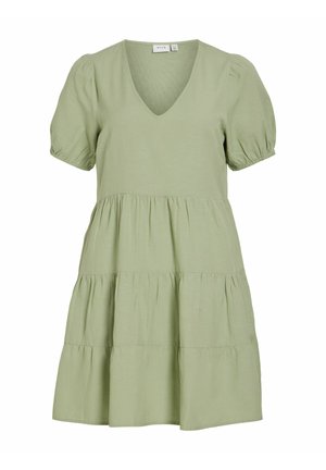 Rochie scurtă verde deschis cu mâneci scurte bufante și decolteu în V, cu detalii de material adunat în straturi.