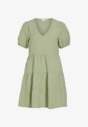 Svetlozelené krátke šaty s viacvrstvovým strihom, výstrihom do V a naberanými rukávmi, vybavené detailmi zo zoskupenej látky.