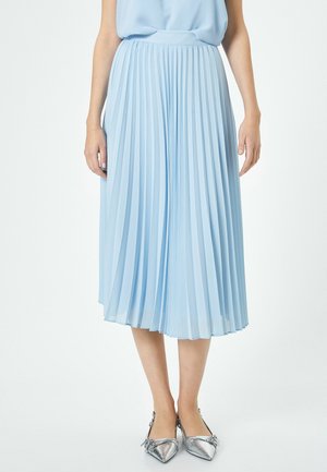 Lichtblauwe geplooide rok van lichtgewicht stof, met een hoge taille en een vloeiende silhoutet, aangevuld met zilveren puntige flats.