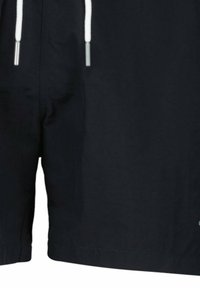 Donkere marineblauwe zwemshorts gemaakt van lichtgewicht stof, met zijzakken en een wit trekkoord met zilverkleurige metalen uiteinden.