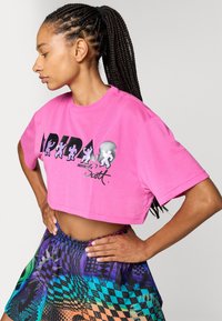 adidas Performance X JEREMY SCOTT PRIDE TRAINING TEE - T-shirt print - lucid fuchsia