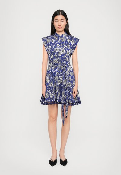 Robe bleue à fleurs avec des manches courtes, une taille cintrée, un ourlet froncé et une ceinture à nouer, fabriquée en tissu léger, avec un motif délicat.