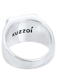 Sølvring med glat, poleret overflade, let afrundede kanter og præget "Kuzzoi" logo på den indre rem.