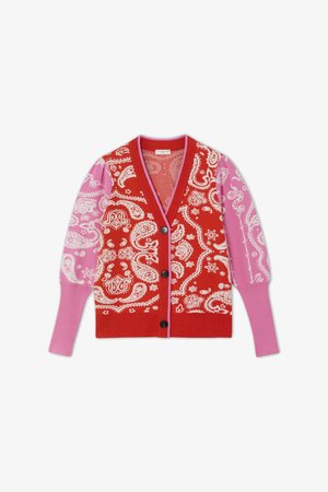Cardigan tricoté rouge et rose avec un motif cachemire, des poignets côtelés et un décolleté en V agrémenté de boutons noirs.