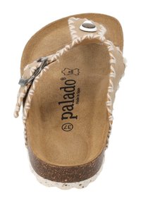 Beige sandal med korksål, flätad söm, en silverdetalj och en mjuk inredningstextur. Märkt med varumärket "Palado."