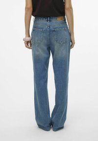 Ljusblå, högmidjade, vida jeans av denim med en blekt finish. Har två bakfickor och en läderetikett vid midjan.