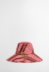 Chapéu bucket rosa com um padrão de xadrez em vermelho e verde, apresentando uma aba larga e um tecido texturizado. Inclui um ligeiro brilho e um detalhe de botão.