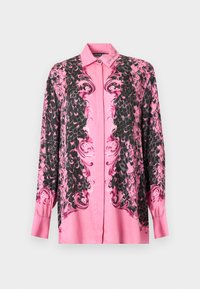 Ροζ πουκάμισο με μακριά μανίκια και μοτίβο από μαύρες και σκούρες ροζ κλίμακες, με περίτεχνες σγουρές διακοσμήσεις σε μπαρόκ στιλ στον μπροστινό μέρος και στις μανσέτες, με γιακά που κλείνει με κουμπιά.