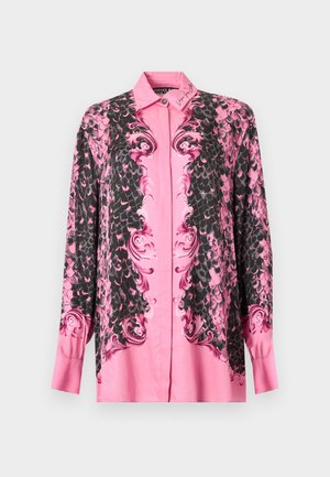Růžová košile s dlouhým rukávem se vzorem černých a tmavě růžových šupin, zdobené barokními točivými motivy na přední straně a manžetách, s límečkem na knoflíky.