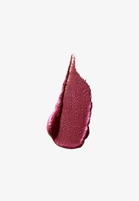 Skimrande mörk rosa läppstiftsfläck med en texturerad, krämig finish på en vit bakgrund.